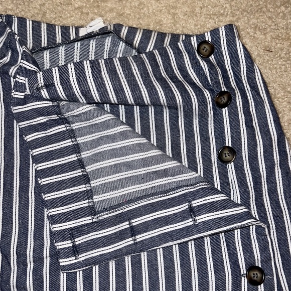 Navy blue striped mini skirt. It is in good condition and only worn a few times. - Picture 4 of 4